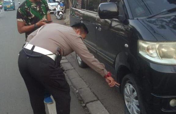Sebut Ada Laka, Dumas Melalui Call Center 110 Polsek Gunung Putri Hanya Dapati Pengendara Yang Bocor Ban