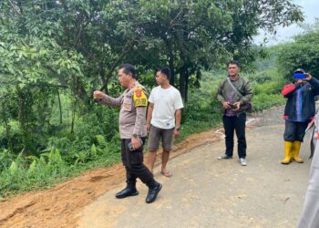 Longsor Tutup Jalan Kampung Pasir Ipis Leuwiliang