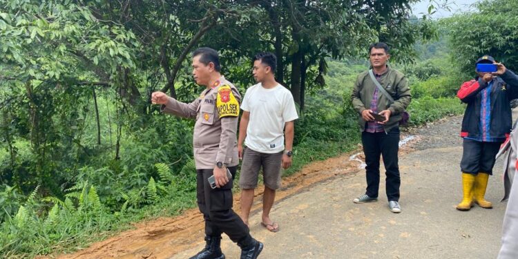 Longsor Tutup Jalan Kampung Pasir Ipis Leuwiliang