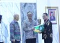 Penganugerahan Inovasi Daerah, Iwan Setiawan Beri Penghargaan Kepada Para Inovator