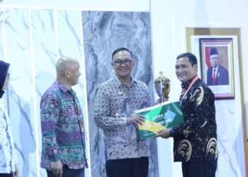 Penganugerahan Inovasi Daerah, Iwan Setiawan Beri Penghargaan Kepada Para Inovator