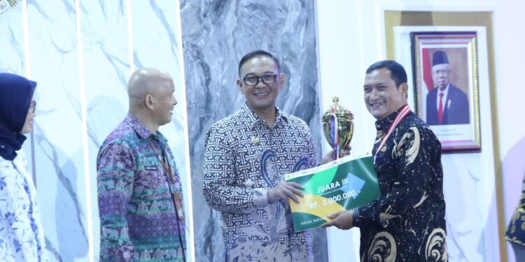 Penganugerahan Inovasi Daerah, Iwan Setiawan Beri Penghargaan Kepada Para Inovator