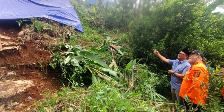 Tinjau Lokasi Longsor di Dramaga, Bupati Bogor Berikan Bantuan
