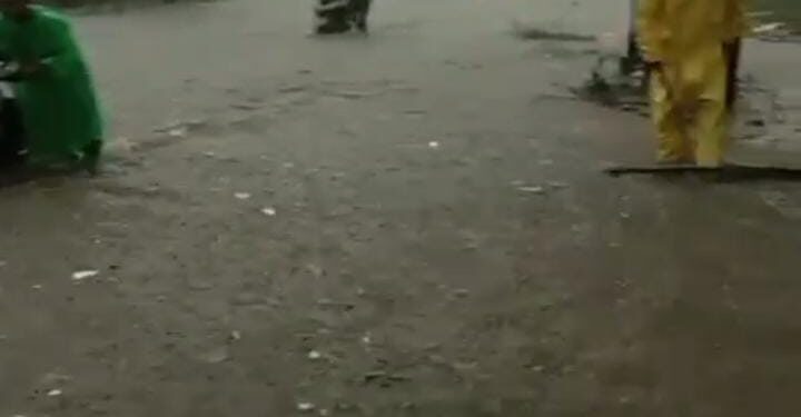 Sampah dan Pendangkalan Saluran Sebabkan Banjir di Jalan Tengsaw