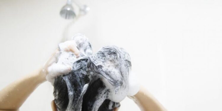 Benarkah Jarang Keramas Baik untuk Kesehatan Rambut?