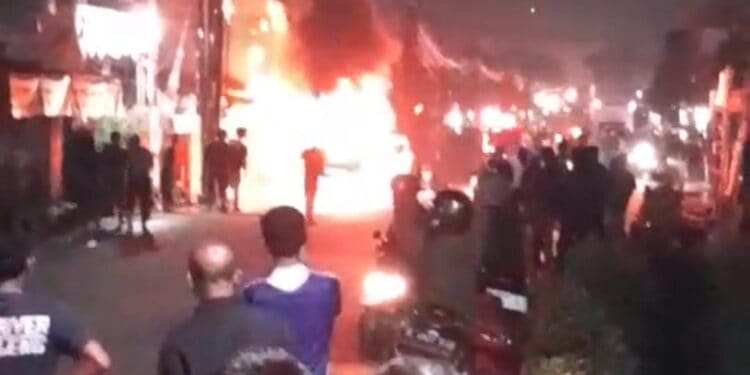 Korsleting Listrik, Carry Pengangkut BBM Pertalite Kebakaran