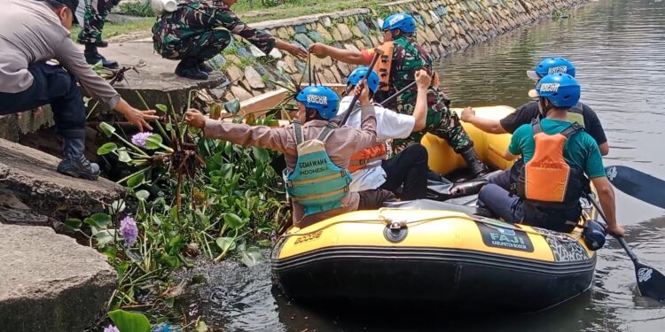 Muspika Gunung Putri Kolaborasi Bersihkan Saluran Setu dan Sungai Antisipasi Banjir