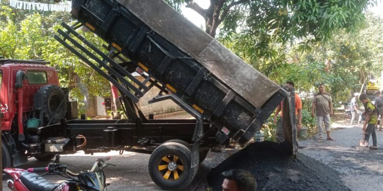 Desa Kembang Kuning Aspal Jalan Desa dari Dana Samisade