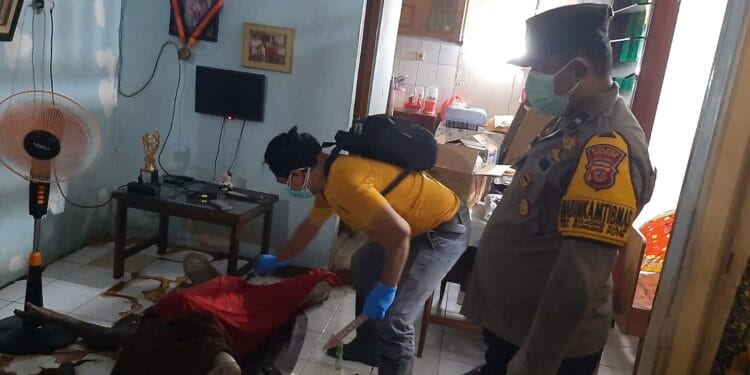 Polsek Gunung Putri Olah TKP Penemuan Jenazah Seorang Perempuan Di Dalam Rumah Diduga Karena Sakit