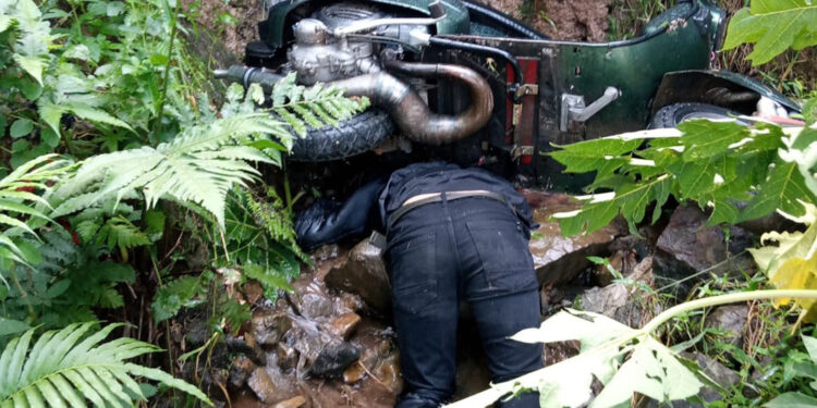 Tertimpa Motornya Masuk Jurang, Pengendara Vespa Tewas