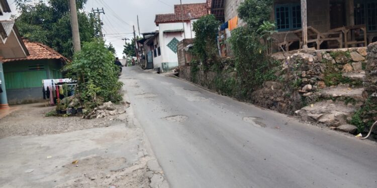 Warga Nambo Cari Sumber Bau Bak Kotoran Sapi