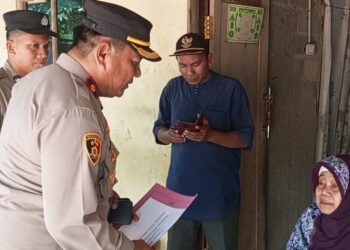 Warga Hambalang yang Terdampak Gempa Bumi Dibantu Kapolsek Citeureup