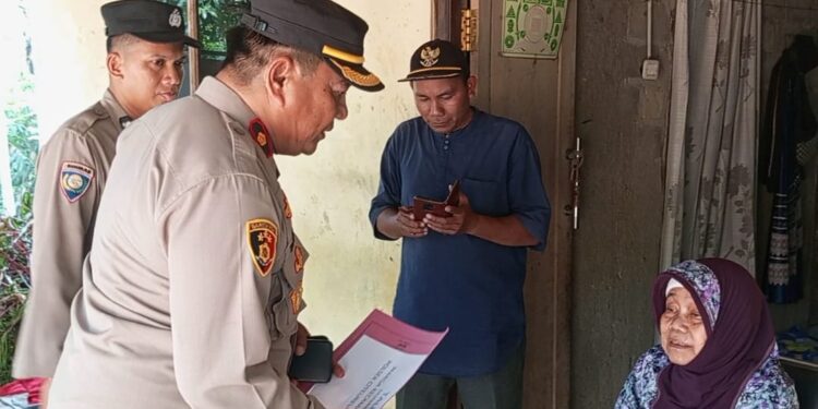 Warga Hambalang yang Terdampak Gempa Bumi Dibantu Kapolsek Citeureup