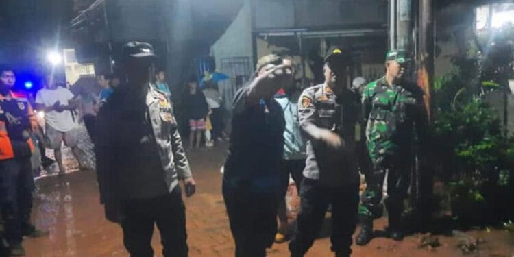 Tiga Rumah Kena Imbas Akibat Longsor di Gunung Putri