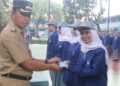 Pj. Bupati Bogor Serahkan KTP-el dan IKD Kepada Ribuan Pelajar SMKN 1 Cibinong
