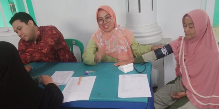 Lansia di Desa Nambo Dapat Pemeriksaan RS Merry Cileungsi