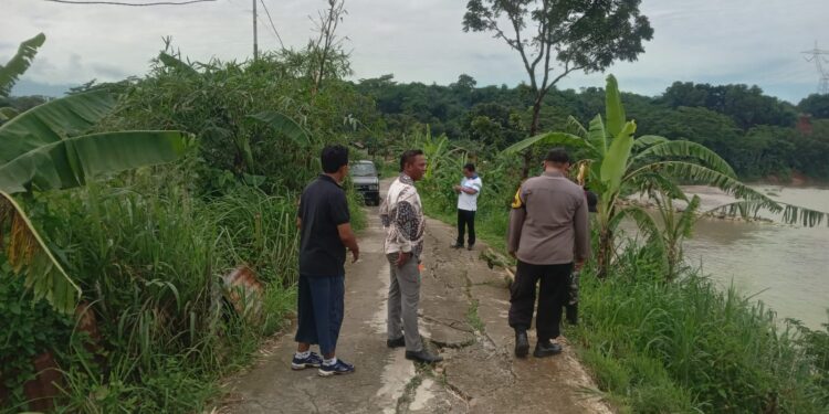 Jalan Kampung Lengkong Nambo Longsor Akibat Diguyur Hujan Seharian