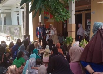 Ibu-ibu Karanggan ‘Keroyok’ Kang Ipul