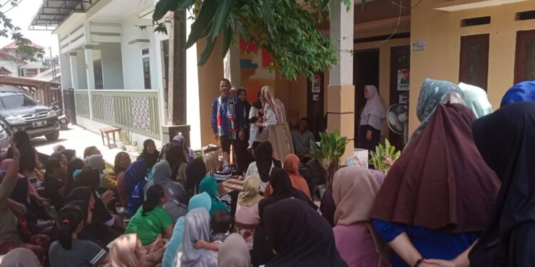 Ibu-ibu Karanggan ‘Keroyok’ Kang Ipul