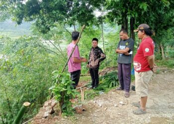 Kades dan Caleg Lihat Tebing TPU Kali Kecil yang Longsor
