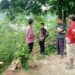 Kades dan Caleg Lihat Tebing TPU Kali Kecil yang Longsor