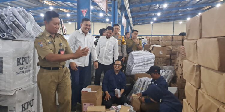 Pj Bupati Bogor Asmawa Tosepu Tengok Gudang Logistik KPU di Klapanunggal