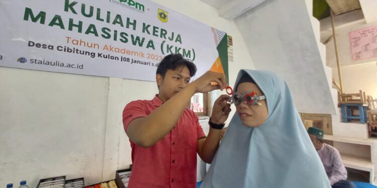 Wujud Pengabdian Masyarakat, Mahasiswa STAI Al-Aulia Laksanakan Pemeriksaan Mata Gratis