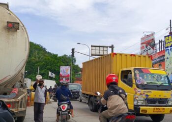 Jalan Exit Tol Gunungputri Sering Diadukan, Tapi Masih Macet