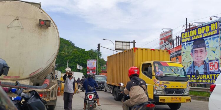 Jalan Exit Tol Gunungputri Sering Diadukan, Tapi Masih Macet
