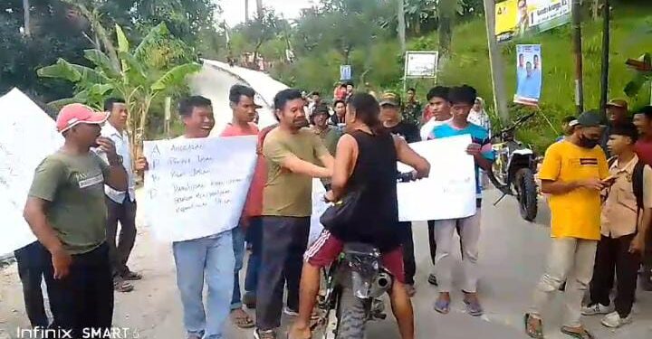 Warga Sukamakmur Demo, CV Rizki Putra Kontraktor Asal Serang Tinggalkan Pekerjaan Rekonstruksi Jalan Sukamakmur – Sukawangi