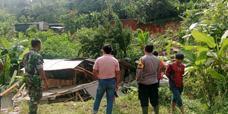 Vila dan Kandang Ternak Warga Ambles Akibat Pergeseran Tanah di Sukadamai