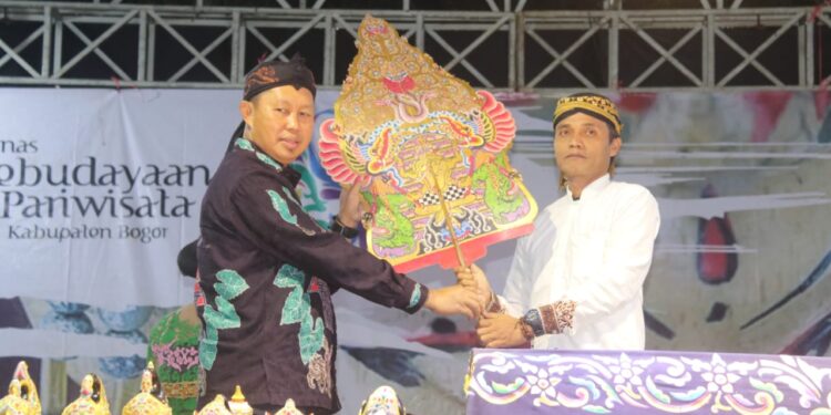 Ajak Pemilu Damai, PJ Bupati Nonton Golek Bareng Warga Sukamakmur