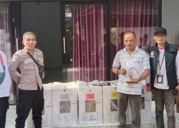 Pemdes Sukamaju Kawal Pendistribusian Logistik ke Setiap TPS