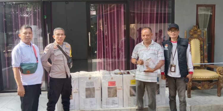 Pemdes Sukamaju Kawal Pendistribusian Logistik ke Setiap TPS