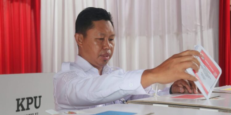 Pj Bupati Bogor Lakukan Pencoblosan di TPS 02 Kelurahan Tengah Cibinong