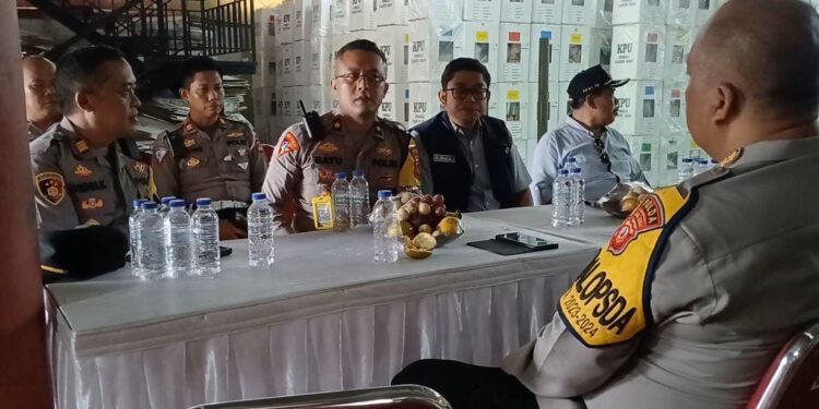 Karo OPS Polda Jabar Didampingi Kabag OPS Polres Bogor Kunjungi Gudang PPK Kecamatan Gunungputri