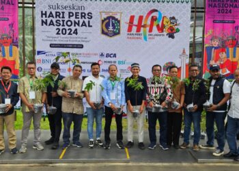 Sekjen PWI Pusat Serahkan 10.000 Bibit Pohon ke Ancol