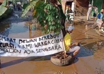 Kesal, Warga Cikeas Demo di Jalan Rusak. Achmad Fathoni : Tahun 2024 Sudah Masuk APBD 6 Miliar
