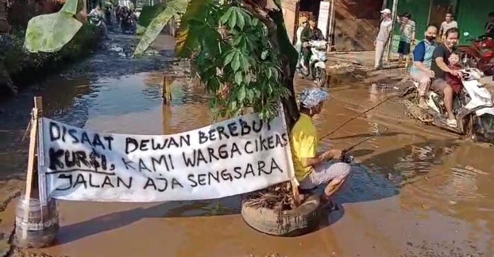 Kesal, Warga Cikeas Demo di Jalan Rusak. Achmad Fathoni : Tahun 2024 Sudah Masuk APBD 6 Miliar