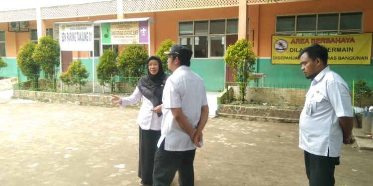 Retak dan Amblas ,6 Ruang Kelas SDN Parung Tanjung 01 Tidak Bisa Digunakan