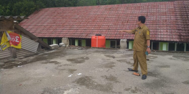 SDN Parakanmuncang 01 Harus Prioritas Dibangun, Dak Beton Sudah Rembes ke Dinding