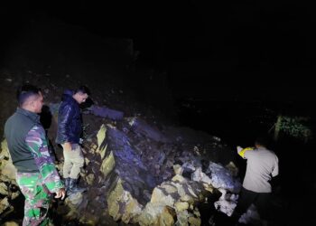 Material Batu Menutupi Jalan Akibat Bencana Tanah Longsor di Sukamakmur