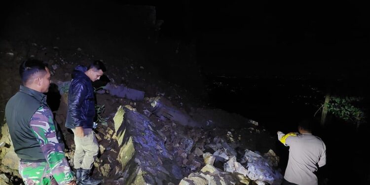 Material Batu Menutupi Jalan Akibat Bencana Tanah Longsor di Sukamakmur