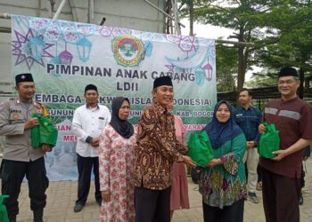 PAC LDII Desa Gunung Putri Bagikan 450 Bingkisan