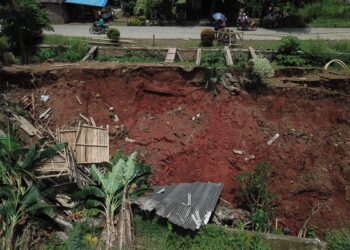 Longsor Pinggiran Sungai Cileungsi Ancam Banjir di Villa Nusa Indah 2