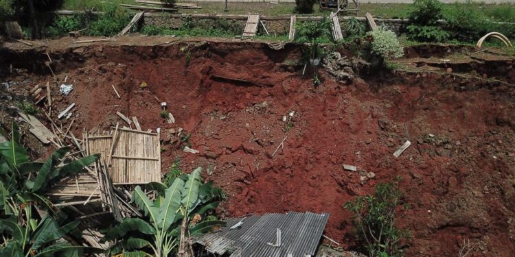 Longsor Pinggiran Sungai Cileungsi Ancam Banjir di Villa Nusa Indah 2
