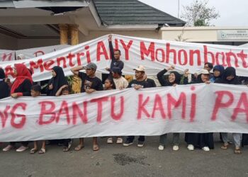 Lampiaskan Kekesalan Sengketa Persil 84, Warga Gunung Putri Bungkus Kantor Desa Dengan Kain Putih Tanda Matinya Keadilan, Mulyati : Kami Akan Datang ke Rumah AHY Untuk Melanjutkan Aksi