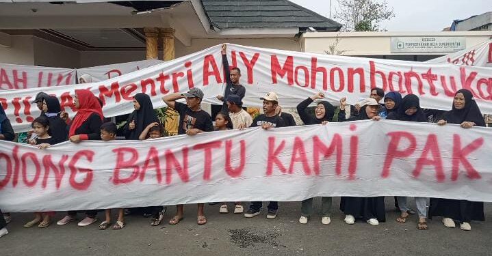 Lampiaskan Kekesalan Sengketa Persil 84, Warga Gunung Putri Bungkus Kantor Desa Dengan Kain Putih Tanda Matinya Keadilan, Mulyati : Kami Akan Datang ke Rumah AHY Untuk Melanjutkan Aksi
