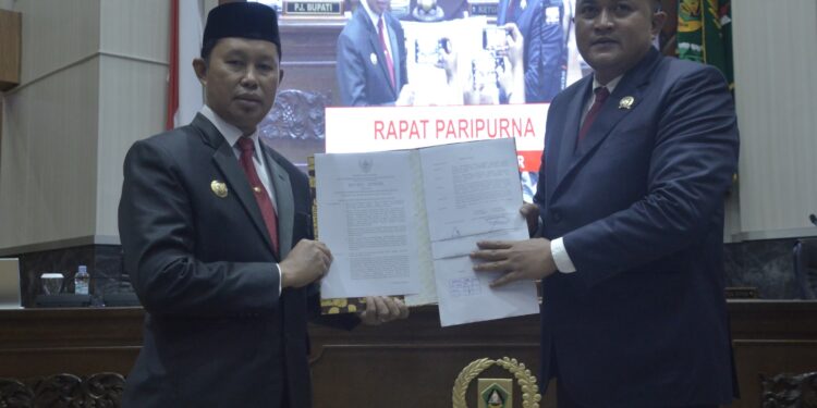 Pj. Bupati Bogor Bersama DPRD Kabupaten Bogor Tetapkan RTRW 2024-2044