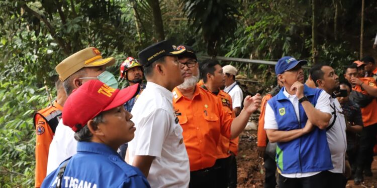 Mak Anah tak Kunjung Ditemukan, Pj Bupati Tinjau Langsung Lokasi Longsor